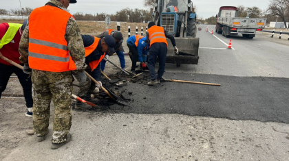 Жетісу облысында жол жөндеушілер теміржол рельсінің үстінен асфальт төсеп тастаған