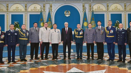 Президент жоғары әскери және арнаулы атақтар, сыныптық шендер тапсырды