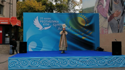 Шымкент тұрғындары Республика күні мерекесін атап өтіп жатыр