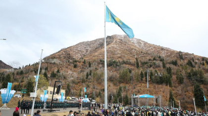 Алматыда Республика күніне орай мемлекеттік Туды көтеру рәсімі өтті