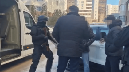 «Екі коттеджді туысқандарына рәсімдеуге көндірген»: Астанада ұйымдасқан қылмыстық топ ұсталды
