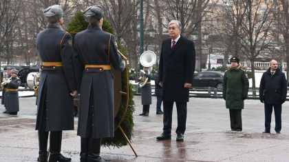 Тоқаев Ресейдегі «Белгісіз жауынгер бейіті» ескерткіш-мемориалына гүл шоғын қойды