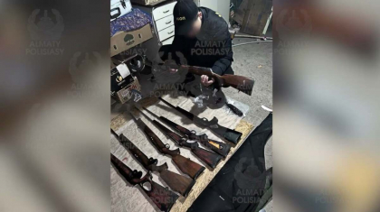 Алматыда ер адамның үйінен қаңтарда ұрланған қару-жарақ табылды