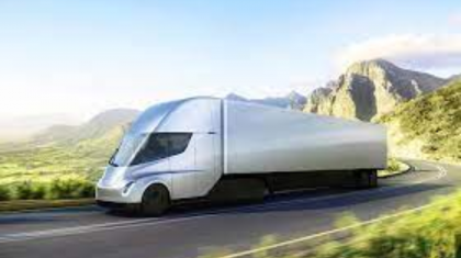 Tesla Semi алғашқы электрлік жүк көлігі шығарылды