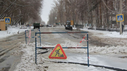 Жаңа құбыр жарылып кетті: Павлодарда жол бойын су басып қалды