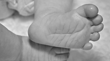 Ақтөбеде көпқабатты үй жанынан қорапқа салынған нәрестенің мәйіті табылды