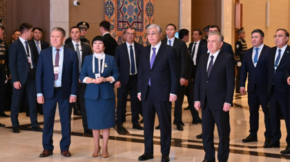 Мемлекет басшысы Ташкентте өтіп жатқан Абайға арналған көрмені аралады
