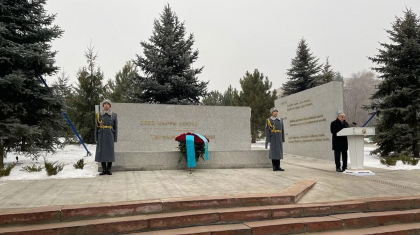 Тоқаев Алматыда қаңтар оқиғасының құрбандарына арналған мемориалды ашты