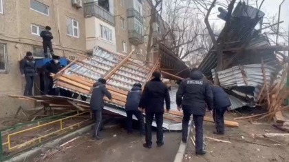 Жамбыл облысында қатты дауылдан шатырлар ұшып, жолдар жабылды