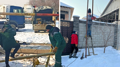 Алматыда жеңіл көлік газ құбырына соғылып, тұрғындар жылусыз қалды