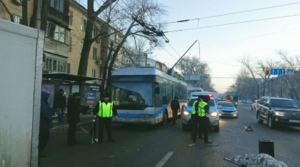 Алматыда жол-көлік оқиғасынан троллейбус жүргізушісі көз жұмды