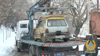 Алматыда «пеш» орнатылған көлік айыппұл тұрағына қойылды