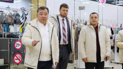 Кандидаттар Оралдағы сауда үйінде тұрғындармен кездесті