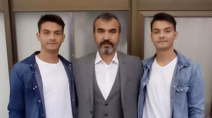 «Әке, мен мұндамын, бірақ ауа жетпей жатыр»: Түркияда жер сілкінісінен қаза болған егіздер туралы