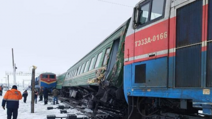 Ақтөбе облысында жолаушылар пойызы локомотивпен соғысып, рельстен шығып кетті