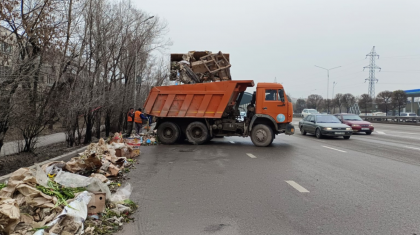 Алматыда мереке кезінде гүл сатқан саудагерлер көшені қоқысқа толтырған