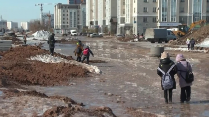 Астанада 4 мыңнан астам бала мектепке балшық кешіп, баруға мәжбүр