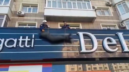 Шымкентте жасөспірім 9-қабаттың терезесінен секіріп кетті