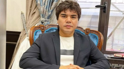 «Мынау ұят енді»: әнші Кенжебек Жанәбіловтің шашын тойда жүргендердің бірі тартып көрді