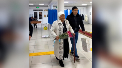 Жетісуда Дала аруы атанған әжей дауыс берді