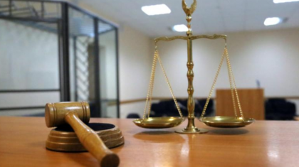 Әйелі мен қызына пышақ жарақатын салған мектеп директоры сот залынан босатылды