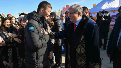 Мемлекет басшысы мерекелік шарада Шавкат Рахмоновпен әңгімелесті
