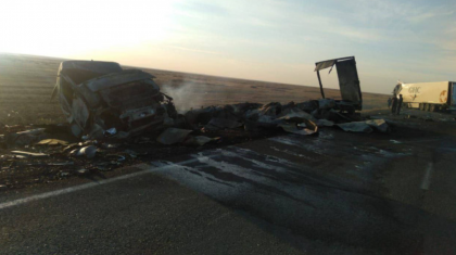 Ақтөбе облысында екі жүк көлігі соқтығысып, біреуі жанып кетті