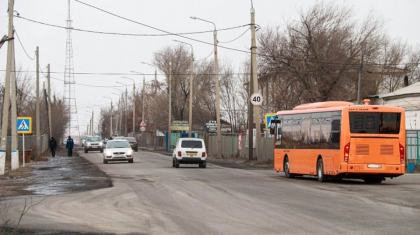 Екібастұзда автобуста қыз баланы тұншықтырған ер адам іздестіріліп жатыр