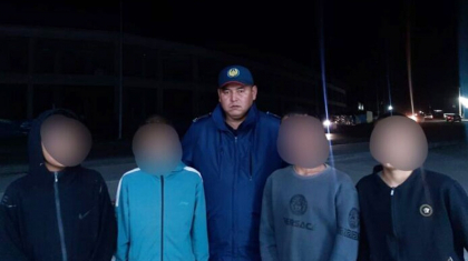Шымкенттік полицейлер жол бойында жарапазан айтқан балаларды ата-аналарына қайтарып жатыр