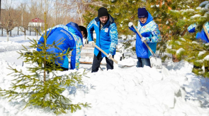 Жұмыла көтерген жүк жеңіл: Елорданың белсенді тұрғындары қар күреу акциясын бастады