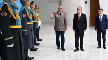 Мемлекет басшысына әскери қызметшілердің киім үлгілері таныстырылды