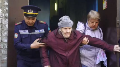 Өскеменде өрт сөндірушілер отқа оранған үйден 2 адамды аман алып шықты