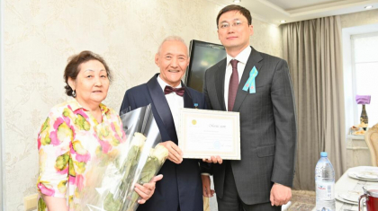 Ақтөбе қаласының әкімі еңбек ардагерін құттықтады