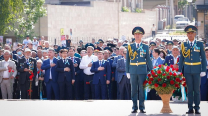 Шымкентте мәңгілік алауға гүл шоқтары қойылды
