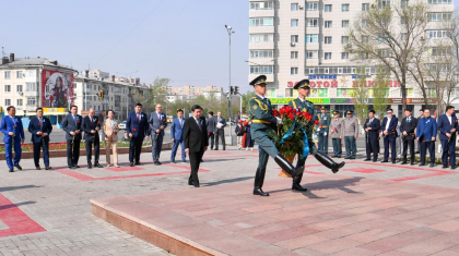 Мәжіліс төрағасы Әлия Молдағұлованың ескерткішіне гүл шоғын қойды