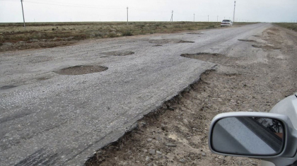 «Батпаққа батқан бұқара 14-15 сағат жол жүреді»: депутат батыстың жолдары жайлы