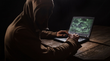 «Біртүрлі дауыстарды естіп жүрмін»: Хакерлер бақылау камерасын бұзып, бүлдіршінді шошытқан