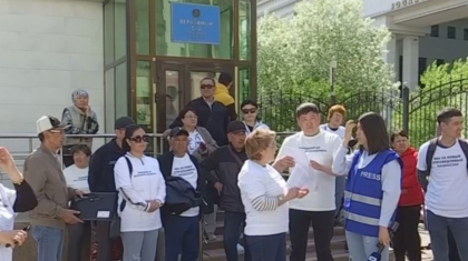 Бір топ семейлік Астанадағы Жоғарғы соттың алдында аштық жариялады