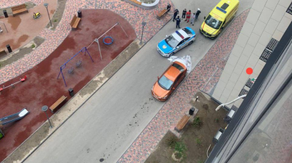 Алматыда көпқабатты үйдің кіреберіс балконынан секірген бойжеткен қайтыс болды