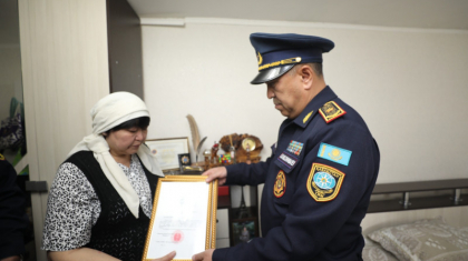 Медеудегі өрттен қаза тапқан өрт сөндірушінің анасына орден табысталды