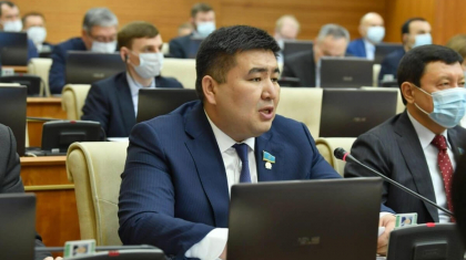 «900 мың адам жұмыссыз деген сөз»: Елнұр Бейсенбаев несие алу деңгейі туралы айтты