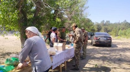 Абай облысындағы өртті сөндірушілерге еріктілер қызмет көрсетуде