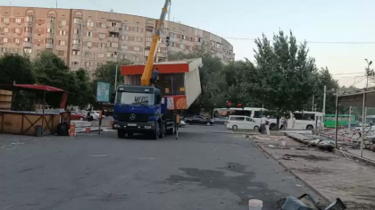 Алматыда заңсыз орнатылған дүңгіршектер сүрілді