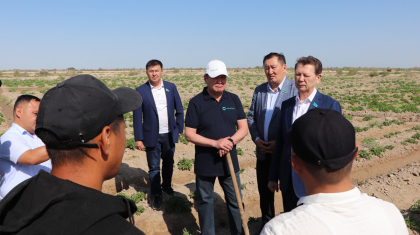 Мәжіліс депутаттары ауыл жастарынан құрылған еңбек бригадасымен кездесті
