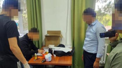 «ҚазАвтоЖол» АҚ өкілдері кәсіпкерден ірі көлемде қаржы бопсалады деген күдікпен ұсталды