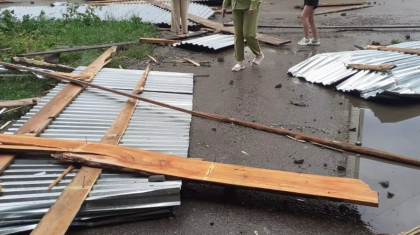 Шучье қаласында дауыл соғып, көпқабатты үйдің шатырын ұшырып әкетті