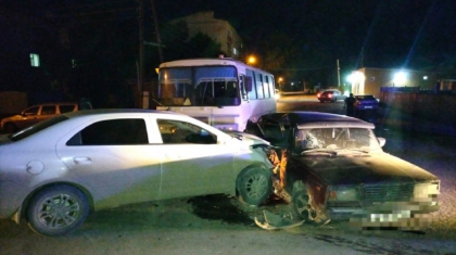 Ақтөбеде автобус пен екі жеңіл көлік соқтығысып, бір адам қаза тапты