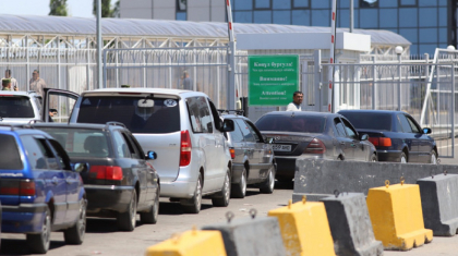 Автокөліктер шекарадан электронды кезек жүйесімен өтіп жатыр