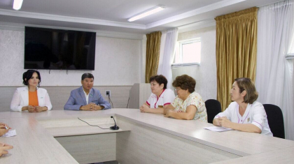 Шымкентте «AMANAT» партиясының мүшесі қалалық перзентханаға қызметкерлерімен кездесті