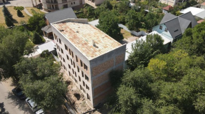 Алматыда төрт қабатты әкімшілік үй сот шешімімен сүріліп жатыр